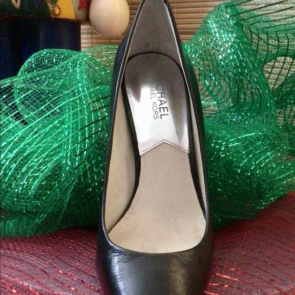 MK! The perfect pump!  Modest 3”heel Beautiful - Picture 3 of 15